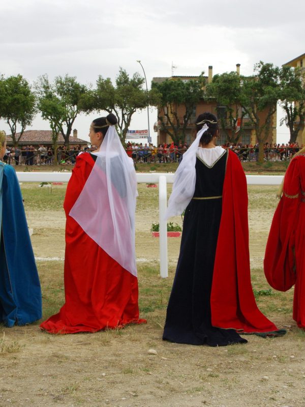 Le 4 dame che rappresentano le 4 corporazioni vestite con i colori di ognuna di esse